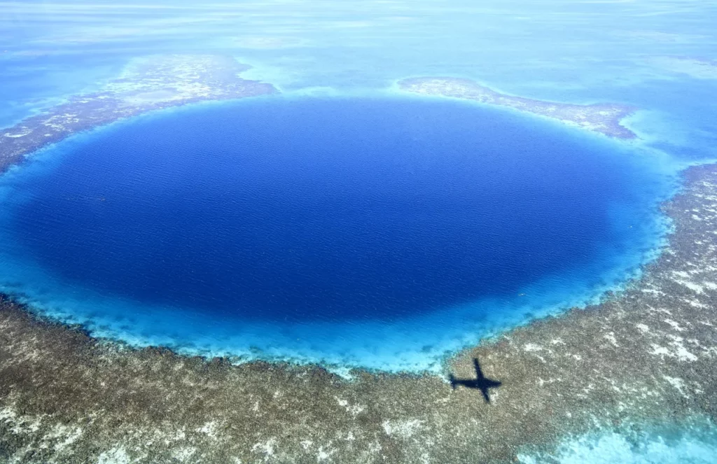 Nagy Kék Lyuk Great Blue Hole tengeri víznyelő Belize Közép-Amerika