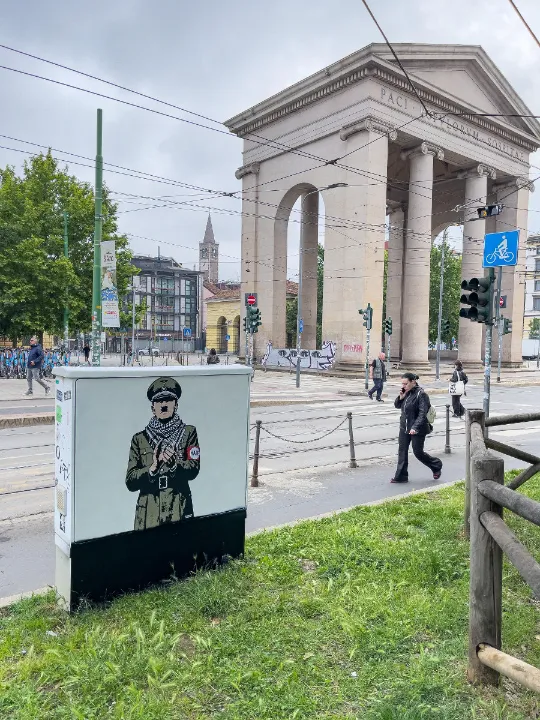 Keffijében tapsoló Adolf Hitler Milánóban 1