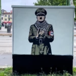 Keffijében tapsoló Adolf Hitler Milánóban