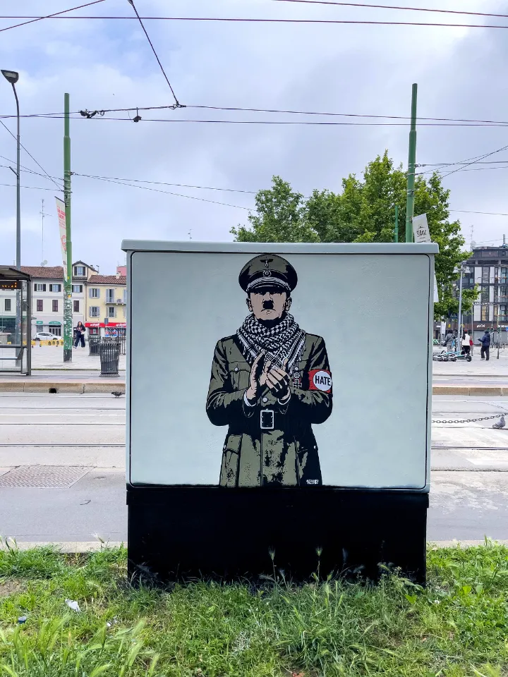 Keffijében tapsoló Adolf Hitler Milánóban