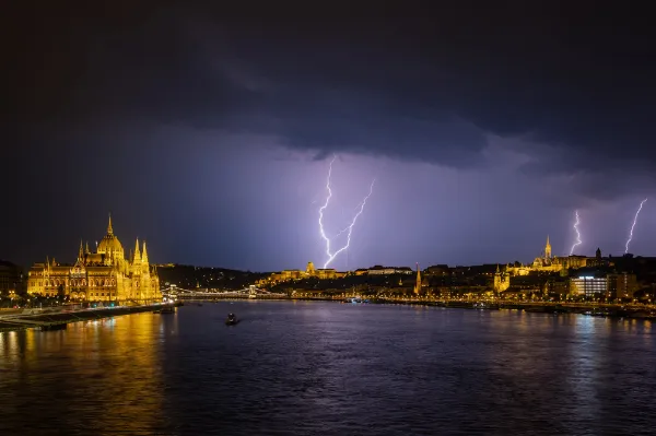 Történelmi hőhullám és zivatarok Európában