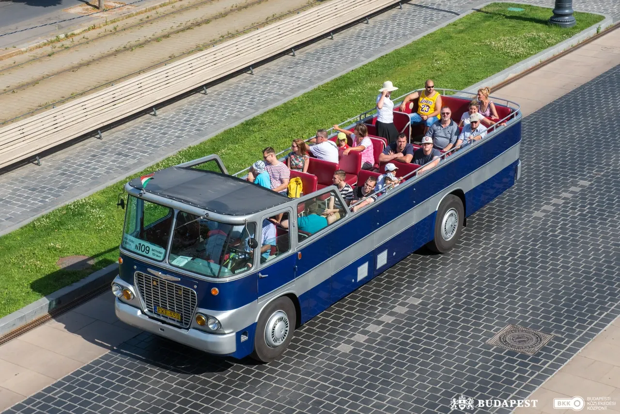 Budapest nosztalgiajárat kabrió ikarus busz troli villamos fogaskerekű