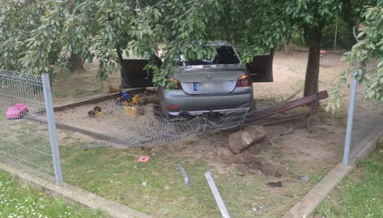Nagy sebességgel száguldott bele a játszótérbe a BMW-s