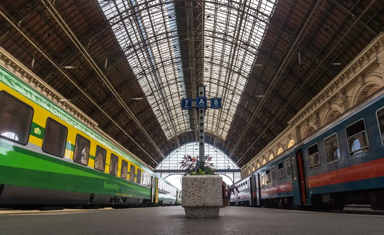 keleti pályaudvar vitézy dávid közlekedési miniszter baross gábor terv vasút máv intercity szerelvények