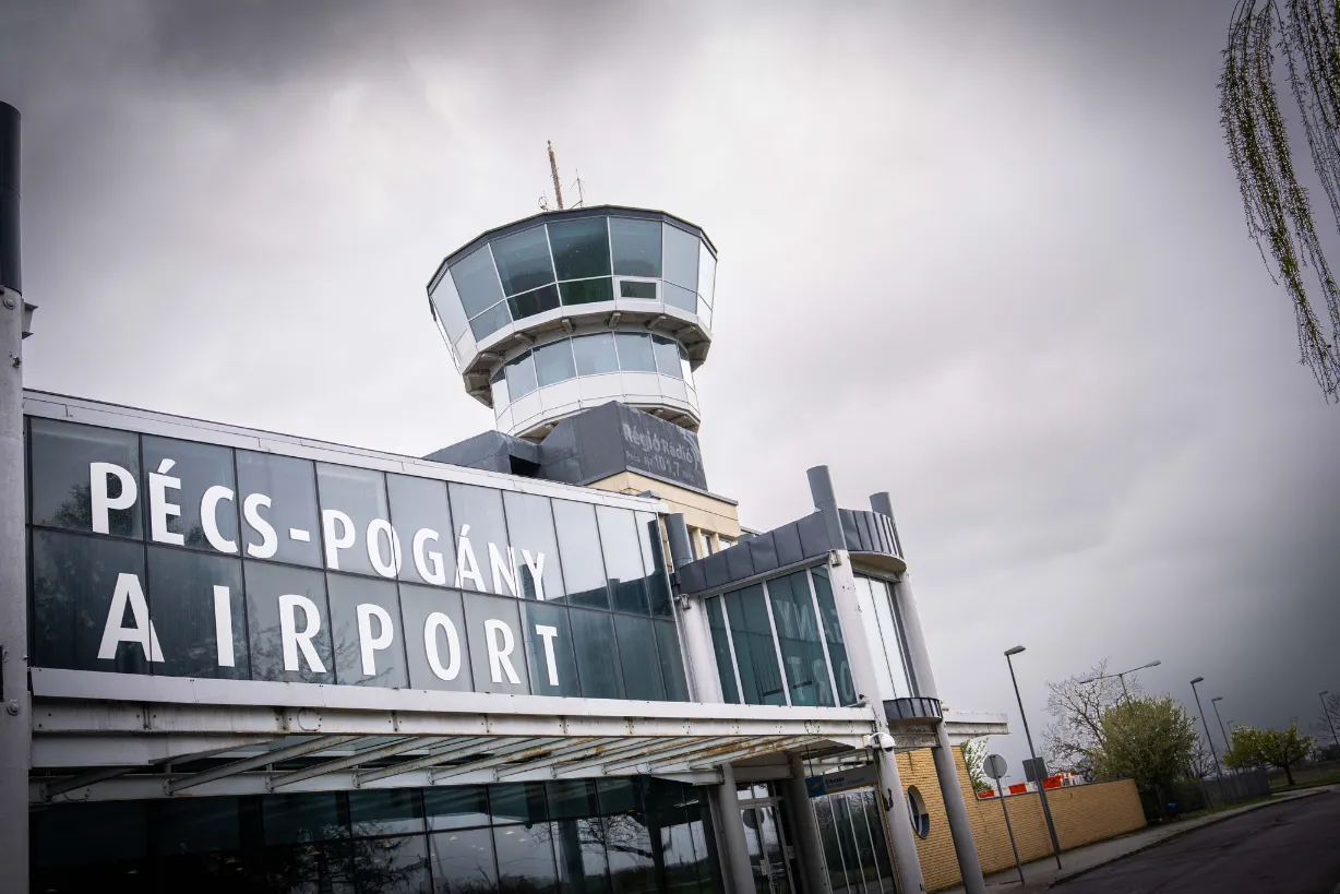Pécs-Pogány repülőtér német repülőjárat-üzemeltető csődje