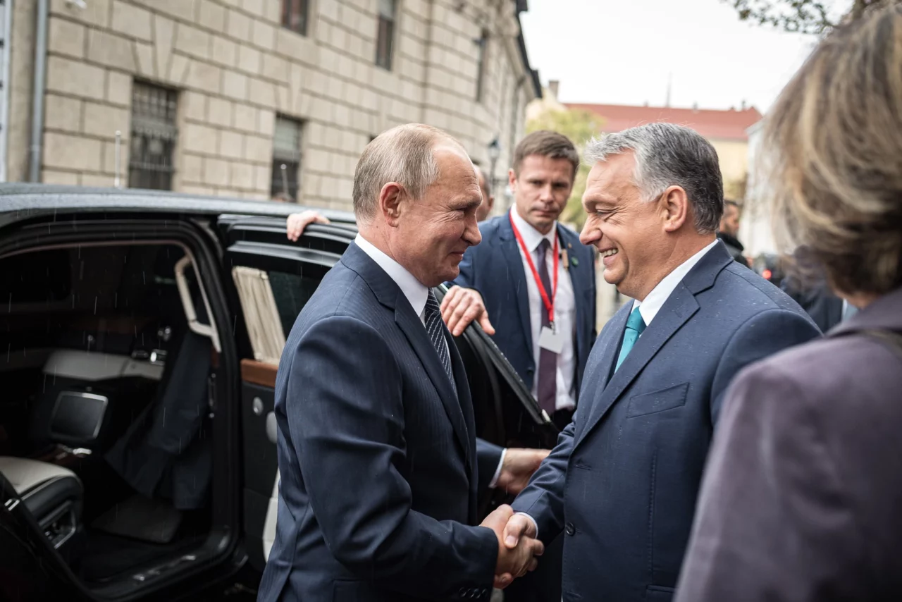 Putyin Orbán orosz gáz szégyenletes szerep NATO