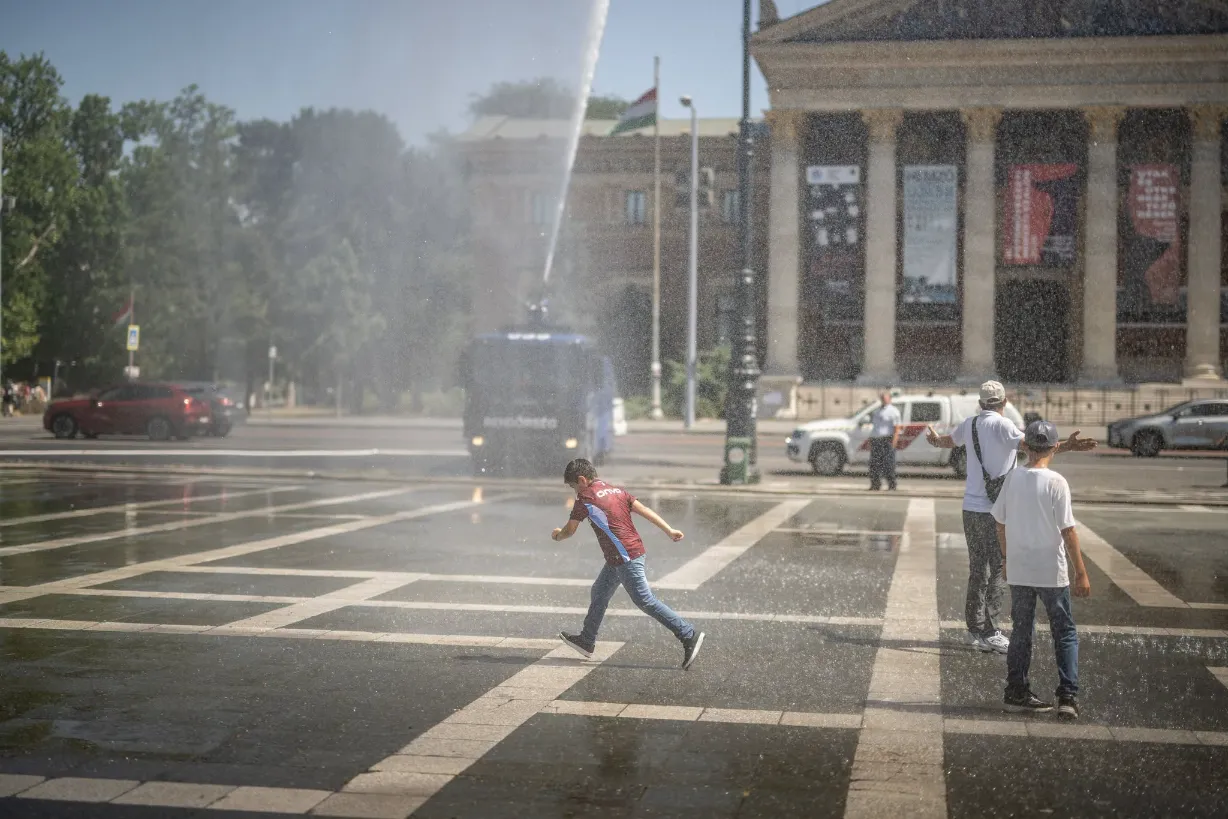 Rendőrségi vízágyúzás Budapesten