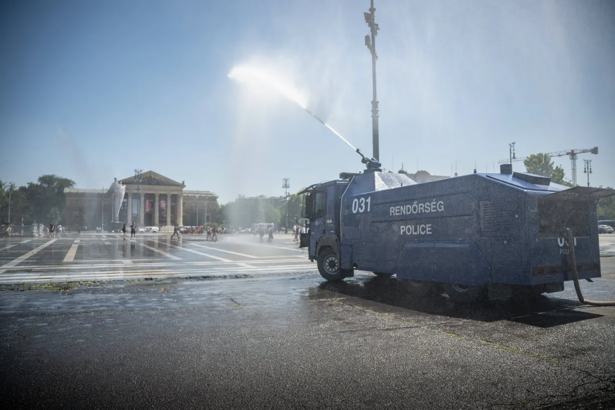 Rendőrségi vízágyúzás Budapesten