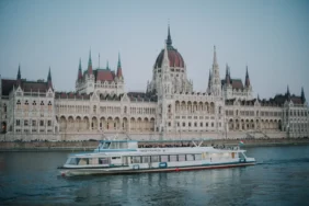 Budapest ikonikus nevezetességei látogatók emberek lakosság város táj Magyarország hírek