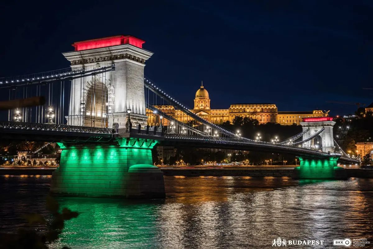 A Lánchíd a magyar zászló színeiben éjszaka
