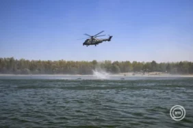 Betonkockát emel a Dunába a Magyar Honvédség helikoptere