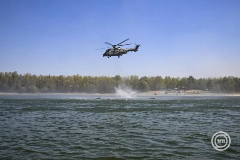 Betonkockát emel a Dunába a Magyar Honvédség helikoptere