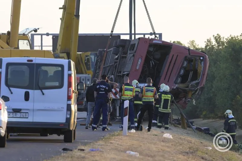 Egy lengyel busz felborult az M3-as autópályán történt balesetben2