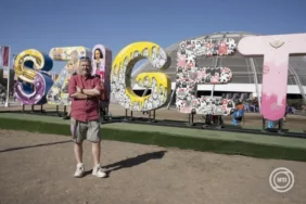 Gerendai Károly a Sziget felirat előtt
