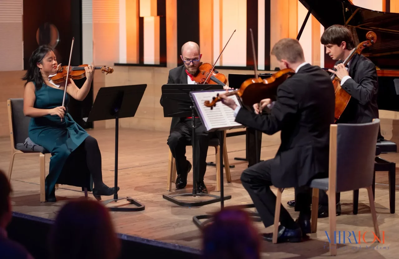 Négy klasszikus zenész, akik a színpadon játszanak a hangszereiken: MiraTone Festival
