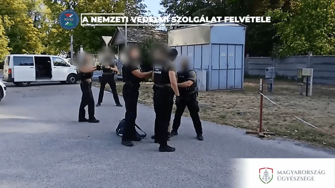 Elfogtak egy húszas éveiben járó férfit, aki rendőrökre és egy kutyára támadt