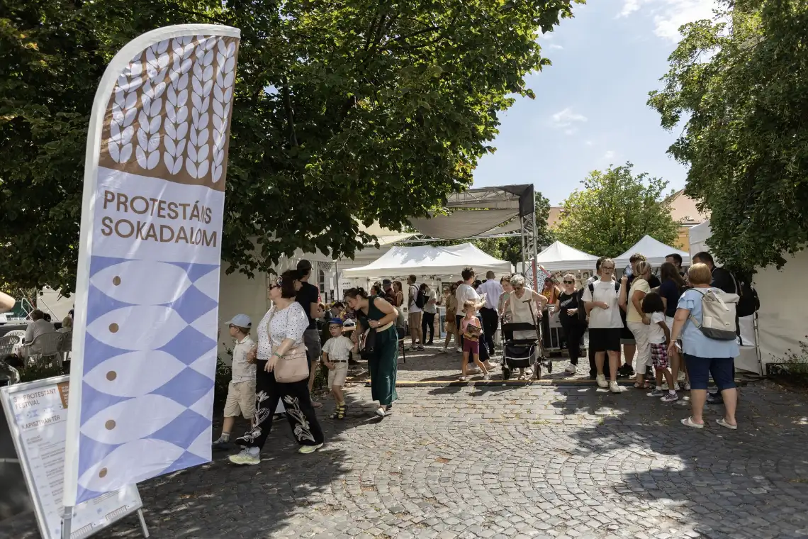 protestáns sokadalom 2026 augusztus