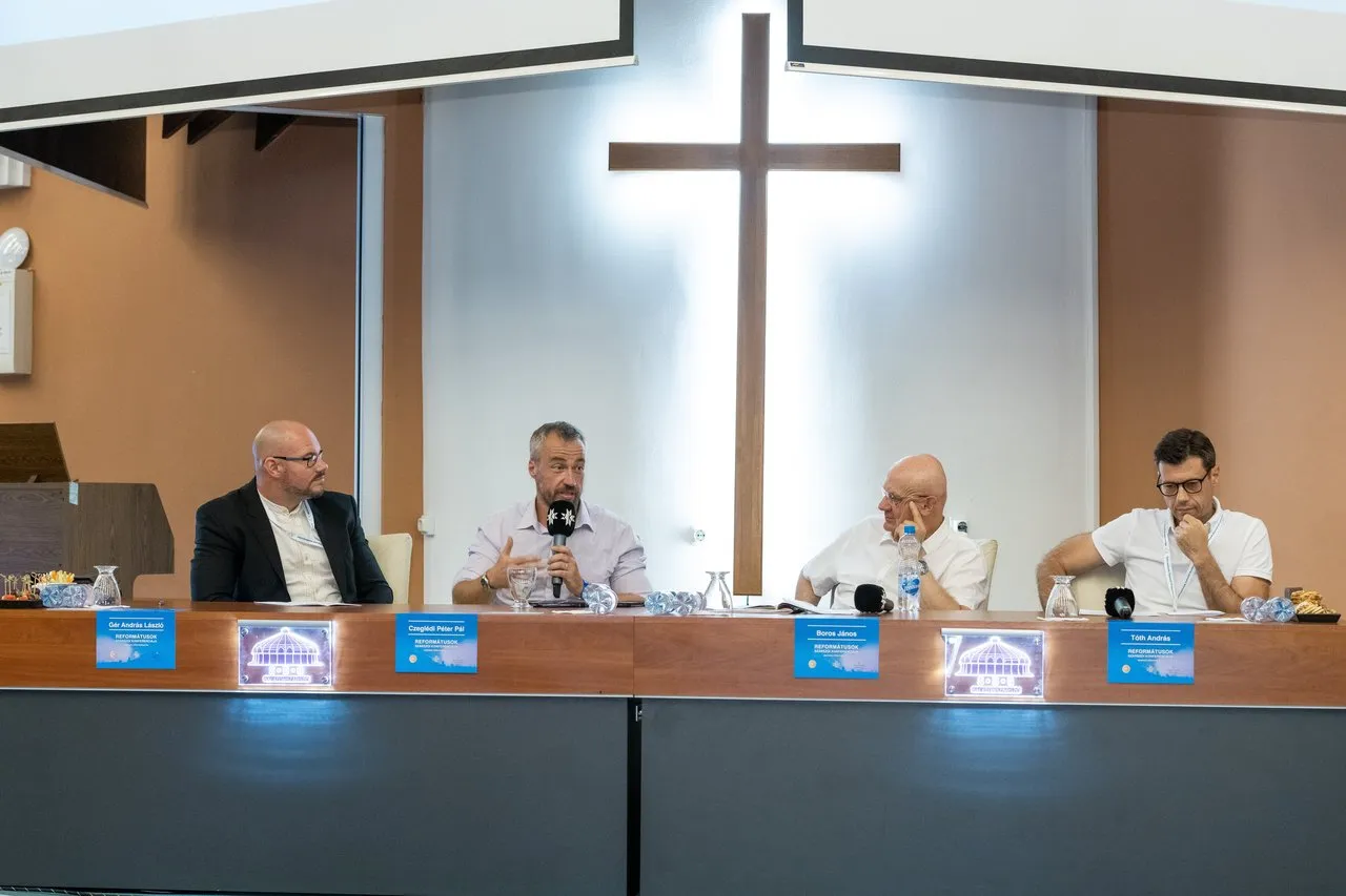 Czeglédi Péter Pál lelkipásztor, Boros János Széchenyi-díjas egyetemi tanár, az MTA doktora, a Nemzeti Filozófia Központ alapítója és vezetője, Tóth András jogász, a Károli Gáspár Református Egyetem Állam- és Jogtudományi Karának tanszékvezető egyetemi docense – moderátor: Gér András lelkipásztor
Fotó: Kiss László