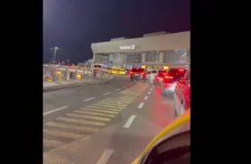 Taxisok dugóban a budapesti reptéren