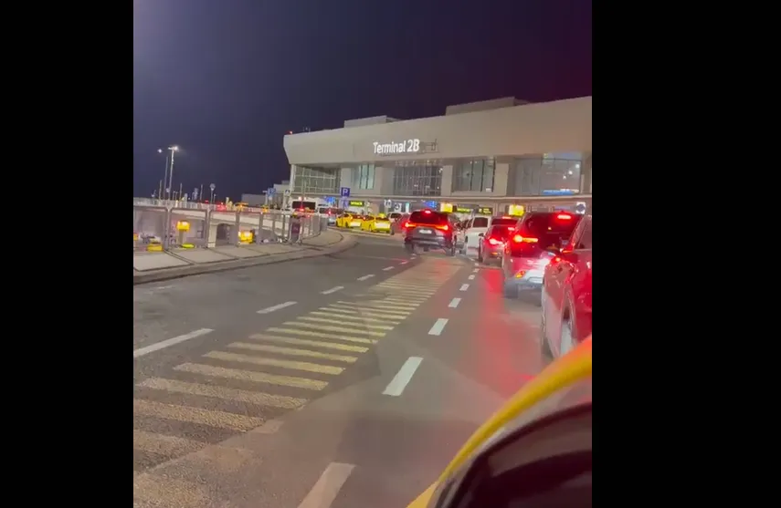 Taxisok dugóban a budapesti reptéren