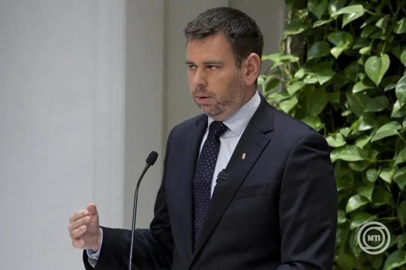 Vitézy Dávid a pénteki sajtótájékoztatón