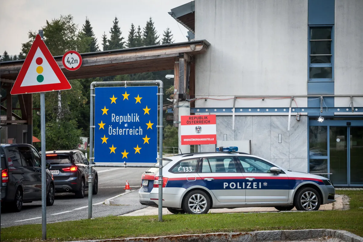 osztrák rendőrautó Ausztriában a határon