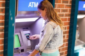 Egy ügyfél a Revolut Hungary ATM-jét használja.