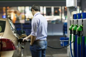 Dízel üzemű személygépkocsi tankolása egy benzinkúton a 20 ezer forintos állami dízeltámogatás bevezetése idején.