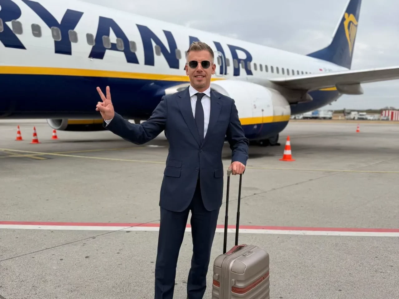 Magyar Péter Ryanairrel utazik