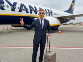 Magyar Péter Ryanairrel utazik