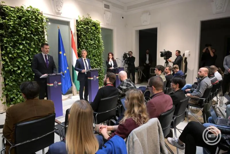 Magyar Péter, Vitézy Dávid, Magyar Éva kormányszóvivői tájékoztatón