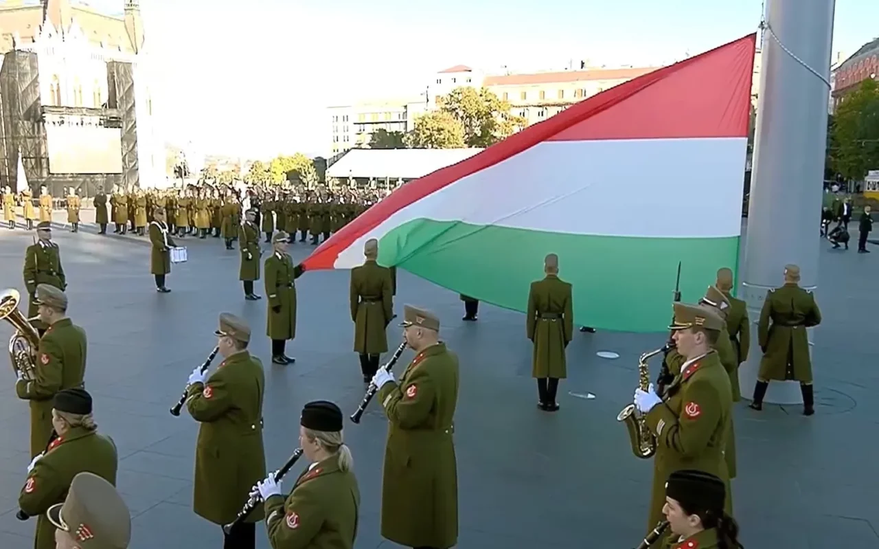 Felvonták a nemzeti lobogót az Országház előtt